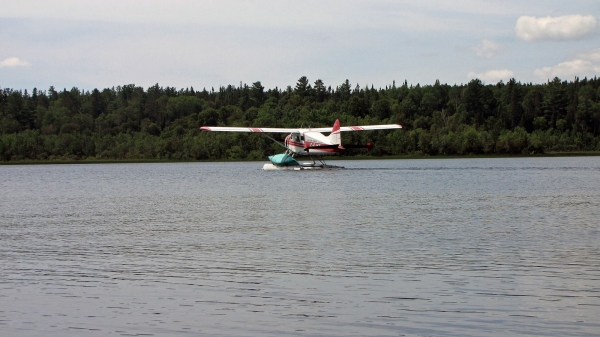 Zdjęcie z Kanady - Samolot startujący z wody wraz z przyczepionym kanu