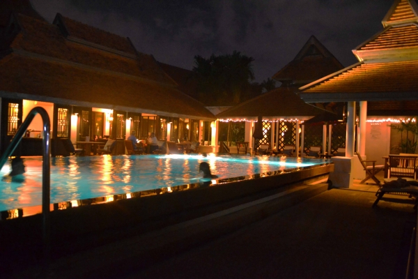 Zdjęcie z Tajlandii - A po masarzu kolacja, pifffko i miśkowanie w basenie :)