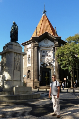 Zdjęcie z Portugalii - uroczy budynek Banku tuż obok pomnika Kpt. Zarco