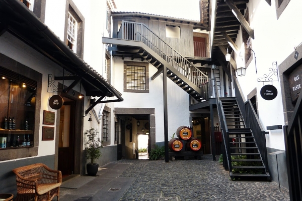 Zdjęcie z Portugalii - w środku Winiarni jest Muzeum Wina Blandy