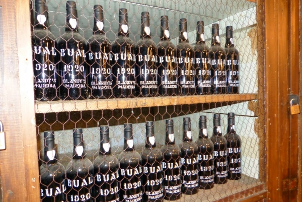 Zdjęcie z Portugalii - niektóre roczniki to wydatek kilku tysięcy € za butelkę:)