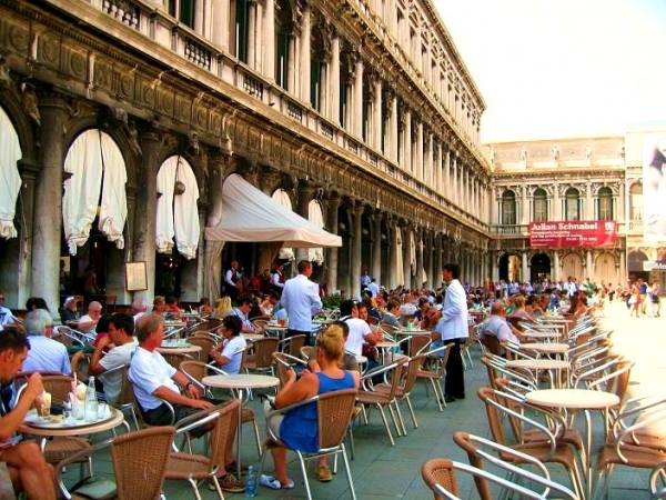 Zdjęcie z Włoch - przed kawiarnią Florian