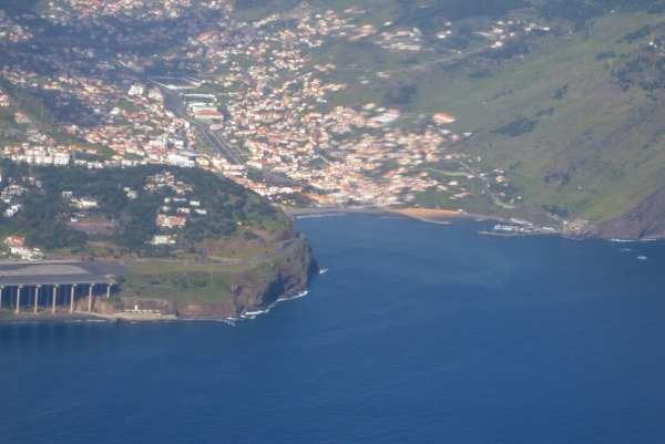 Zdjęcie z Portugalii - widok na mały fragmencik lotniska i zatoka Machico