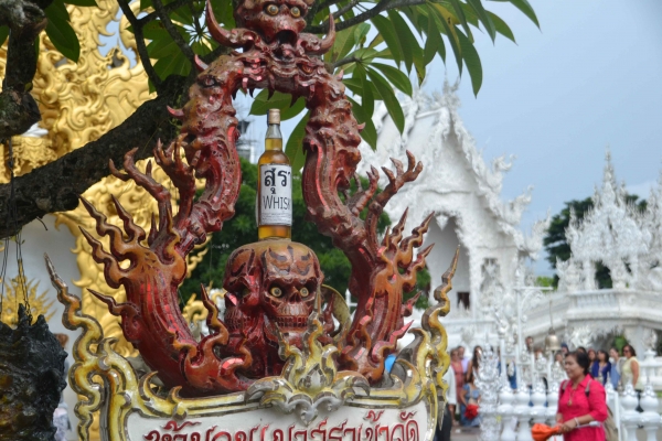 Zdjęcie z Tajlandii - A flaszka whisky jak stala tak stoi :)