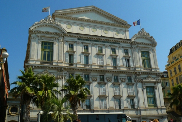 Zdjęcie z Francji - budynek opery od strony Zatoki Aniołów