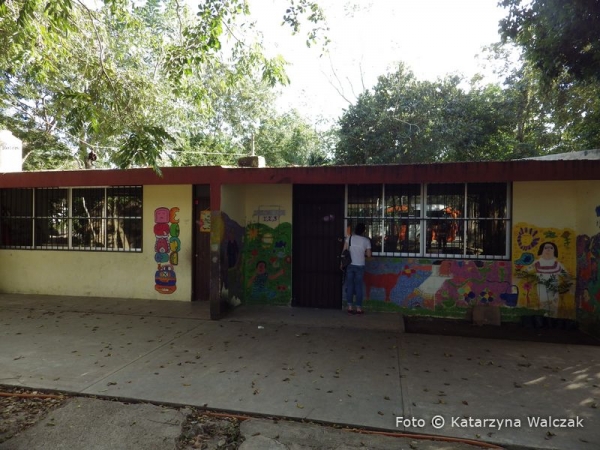 Zdjęcie z Meksyku - Budynek szkoły gdzieś w dżungli