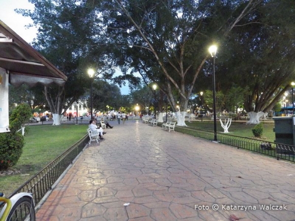 Zdjęcie z Meksyku - Wieczorem w parku w Valladolid