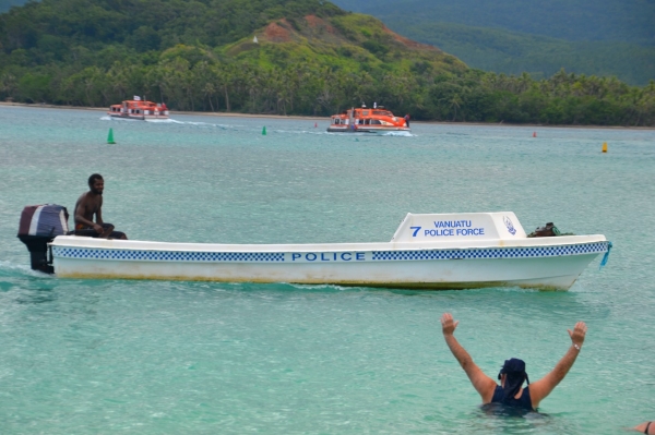 Zdjęcie z Vanuatu - Vanuacka policja :))) Gosciu w wodzie poddaje sie bez bicia :)))