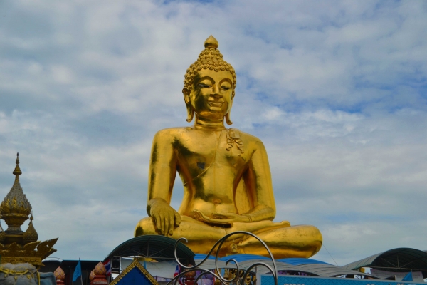 Zdjęcie z Tajlandii - Wielki Budda swiatyni Phra That Doi Pu Khao