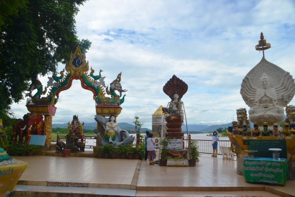 Zdjęcie z Tajlandii - Hinduskie akcenty swiatyni Phra That Doi Pu Khao