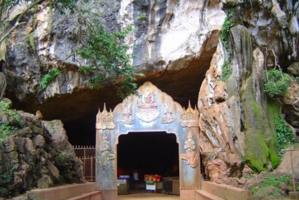Zdjęcie z Tajlandii - Kaplica w jaskini - swiatynia Wat Tham Pla