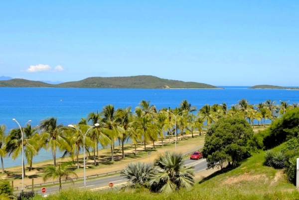 Zdjęcie z Nowej Kaledonii - La Promenade -wysadzana palmami ulica wzdłuż plazy