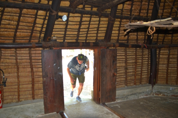 Zdjęcie z Nowej Kaledonii - Zeby wlezc do tamtejszej chaty trza sie troszku poschylac :)