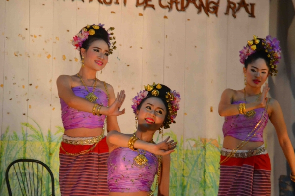Zdjęcie z Tajlandii - Tajskie tancerki na nocnym targu