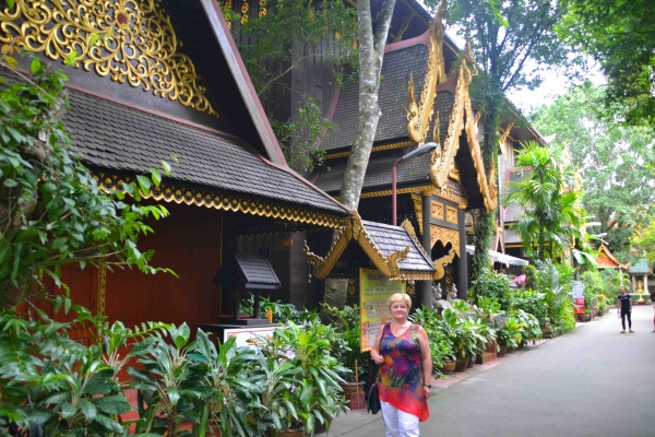 Zdjęcie z Tajlandii - Przed muzeum przy swiatyni Wat Phra Kaew