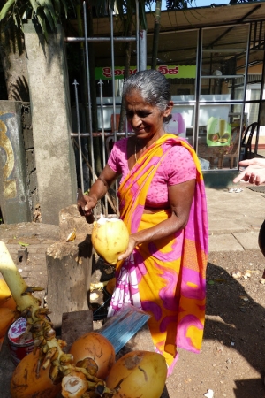 Zdjęcie ze Sri Lanki - u miłej kobiety kupujemy po drodze pyszne kokosy