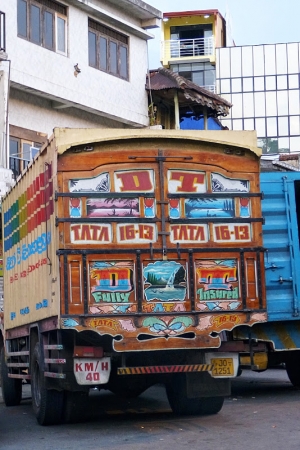 Zdjęcie ze Sri Lanki - autobusy i ciężarówki na wyspie to oczywiście firma tata