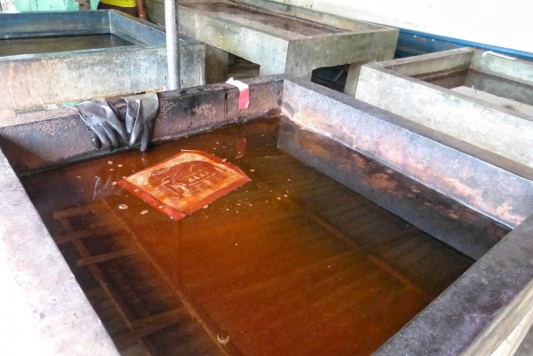 Zdjęcie ze Sri Lanki - wzór naniesiony woskiem, więc tkaninę można zanurzyć w barwniku