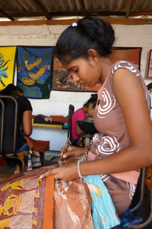 Zdjęcie ze Sri Lanki - dziewczęta w pracowni batiku wykonują tu precyzyjną robotę