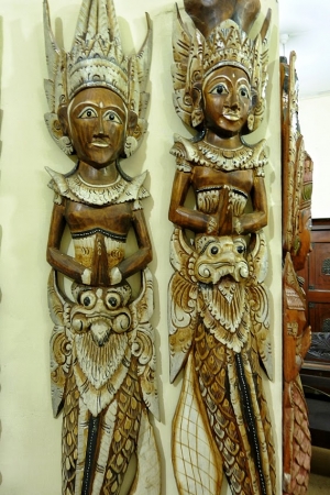 Zdjęcie ze Sri Lanki - różne figurki i inne tego typu pierdołki, które cieszą oko i są często ozdobą domu 