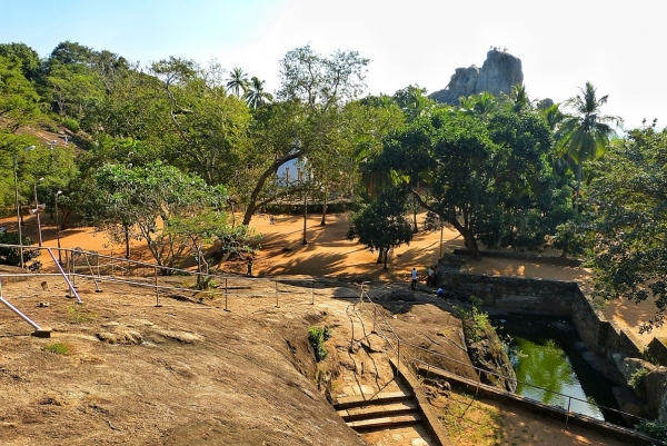 Zdjęcie ze Sri Lanki - skała Aradhana Gala w Mihintale i widok na tanki (wielkie zbiorniki na wodę)