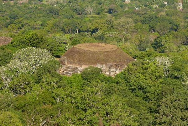 Zdjęcie ze Sri Lanki - widok z góry na wiekowe dagoby Mihintale