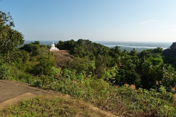 Zdjęcie ze Sri Lanki - panorama na sąsiednie wzgórze z ogromnym Buddą