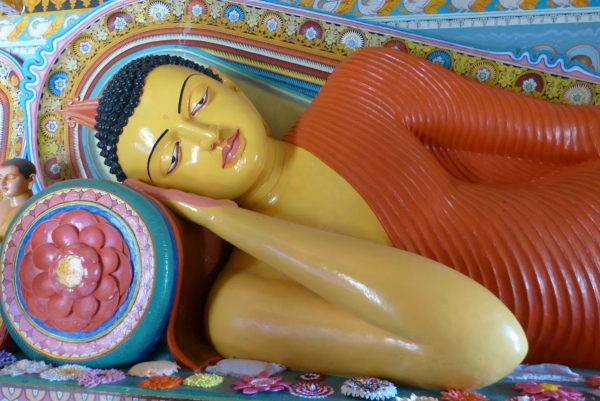 Zdjęcie ze Sri Lanki - kolorowa statuą Buddy umierającego