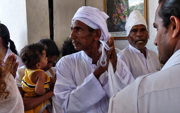 Zdjęcie ze Sri Lanki - zamieszanie w świątyni