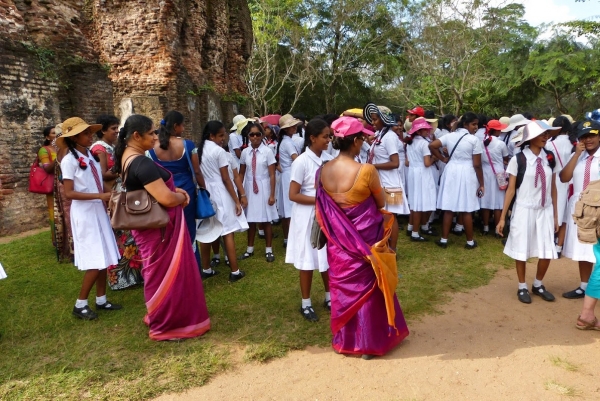 Zdjęcie ze Sri Lanki - szkolne wycieczki w murach Polonnaruwy 