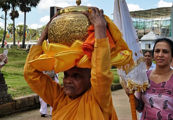 Zdjęcie ze Sri Lanki - pielgrzymi w Anuradhapurze