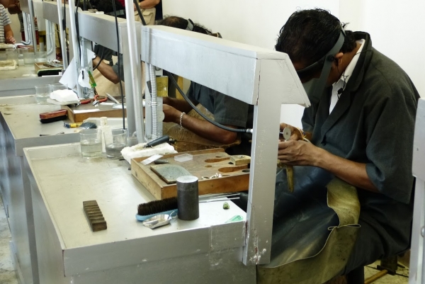 Zdjęcie ze Sri Lanki - panowie podczas pracy w szlifierni