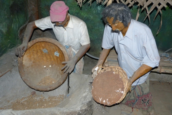 Zdjęcie ze Sri Lanki - praca przy wydobyciu kamieni szlachetnych -