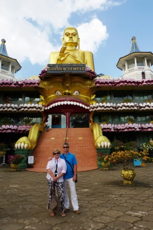 Zdjęcie ze Sri Lanki - Koszmarnie kiczowata Złota Świątynia jest jednocześnie Muzeum Buddyzmu