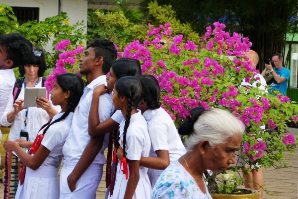 Zdjęcie ze Sri Lanki - znowu towarzyszą nam wycieczki szkolne....