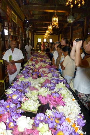 Zdjęcie ze Sri Lanki - kwiaty jako świątynna ofiara w Alut Maligawa