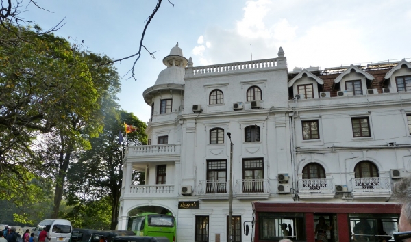Zdjęcie ze Sri Lanki - kolonialny  "Queens Hotel" w sercu Kandy, 