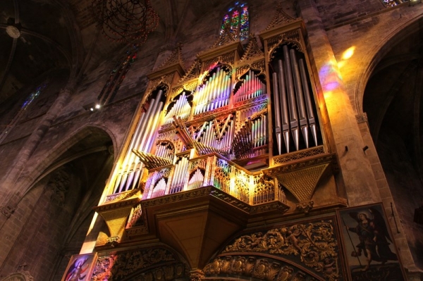 Zdjęcie z Hiszpanii - Moje ulubione zdjęcie :) Organy w Katedrze na które pada światło przez kolorową rozetę