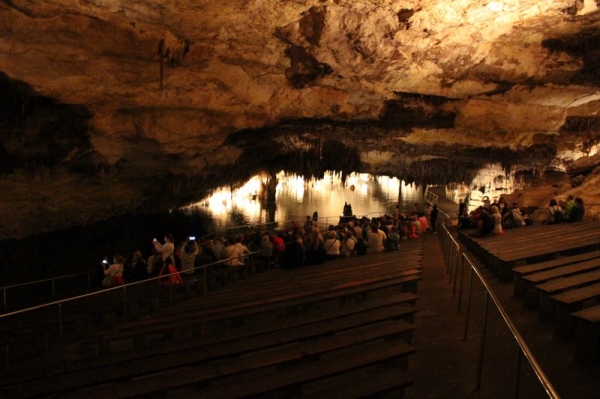 Zdjęcie z Hiszpanii - A to już amfiteatr w jaskini, gdzie zaraz miał rozpocząć się koncert na łódkach