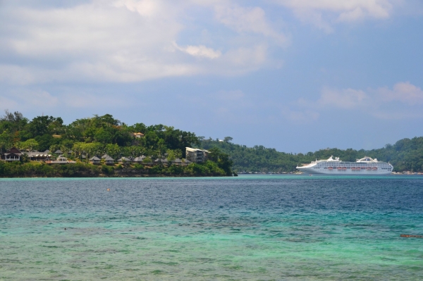 Zdjęcie z Vanuatu - Po lewej wyspa Iririki, z prawej nasz statek