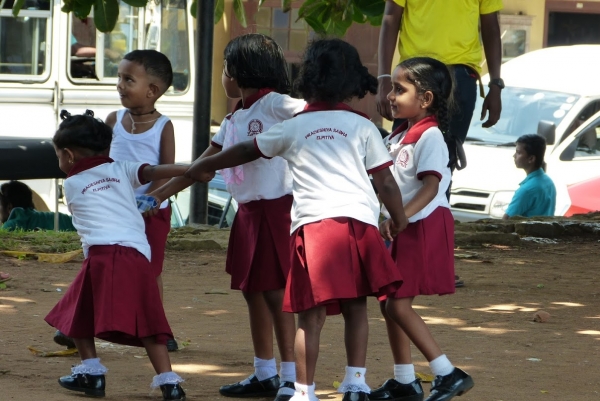 Zdjęcie ze Sri Lanki - lankijskie przedszkolaki w Kółku Graniastym :)