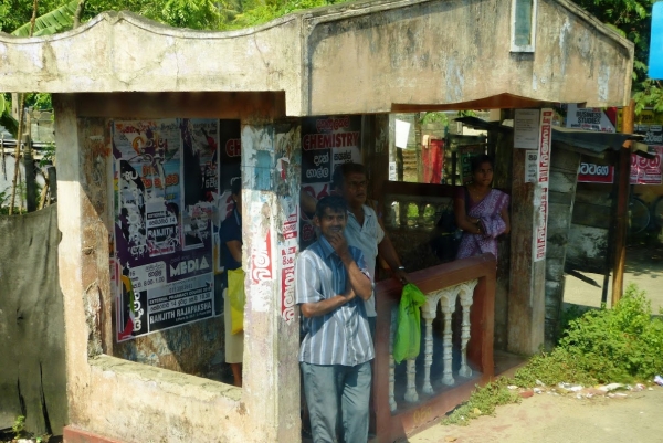 Zdjęcie ze Sri Lanki - na przystanku .....