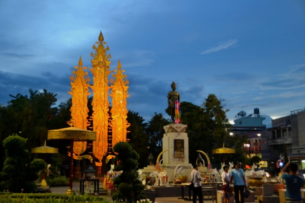 Zdjęcie z Tajlandii - Krolewski monument w Chiang Rai