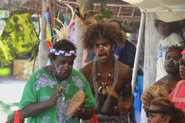 Zdjęcie z Nowej Kaledonii - Wystepu Kanaków zamieszkujacych okoliczna wioske