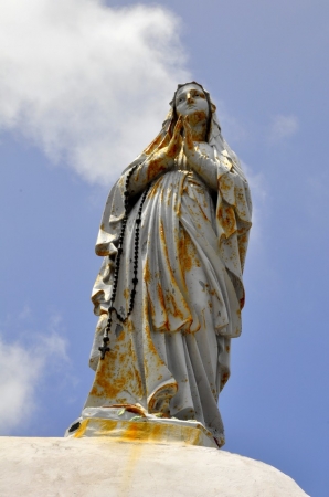 Zdjęcie z Nowej Kaledonii - Figora Notre-Dame de Lourdes na dachu laplicy