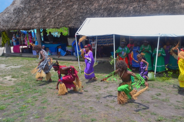 Zdjęcie z Nowej Kaledonii - Wystepu Kanaków zamieszkujacych okoliczna wioske