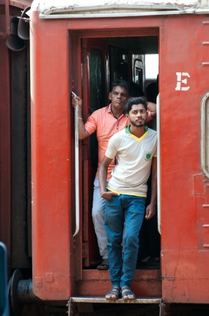 Zdjęcie ze Sri Lanki - pociągami podróżuje mnóstwo osób