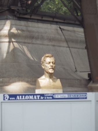 Zdjęcie z Francji - Pomnik Gustawa Eiffla obok jego dzieła