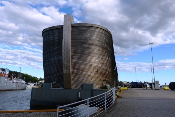 Zdjęcie z Norwegii - wielka "Arka Noego" na nabrzeżu