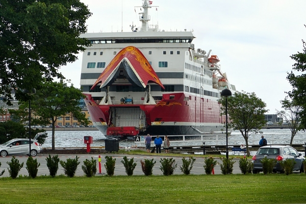 Zdjęcie z Norwegii - do portu wypływają jeszcze większe od Arki:) wielkie promy